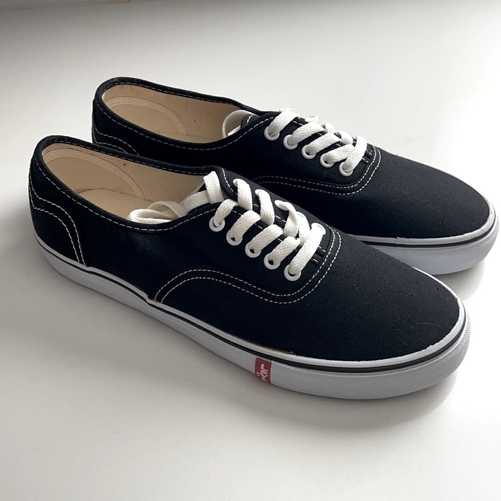 New in box Levi’s Rylee sneakers